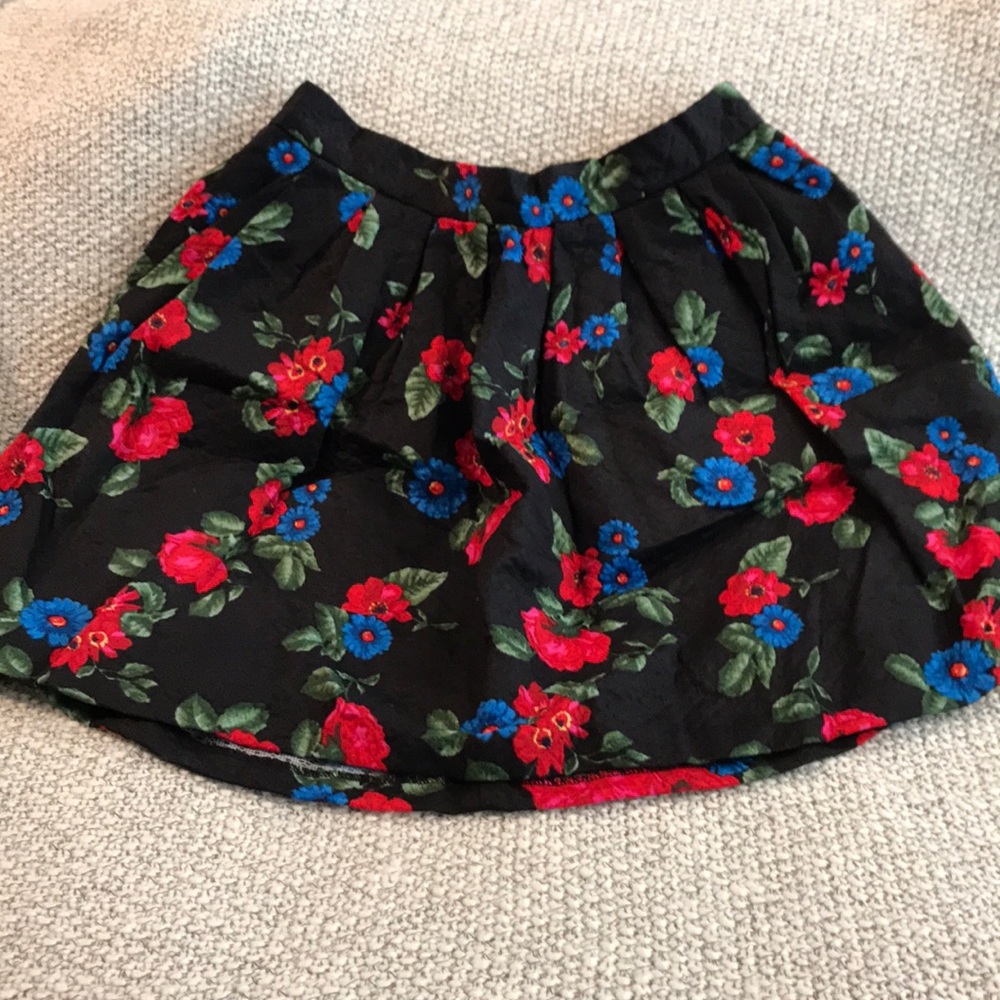 EUC- Forever 21 floral skirt with pockets